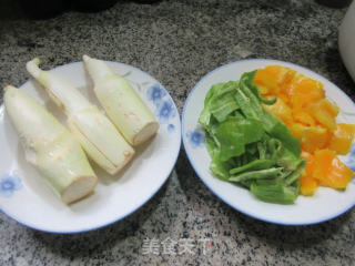 双椒炒茭白步骤1