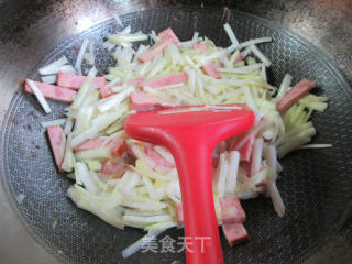 烤火腿炒韭黄步骤3
