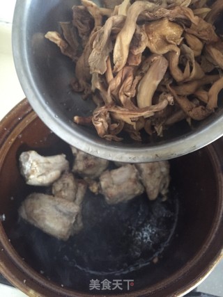 排骨焖元菇步骤8