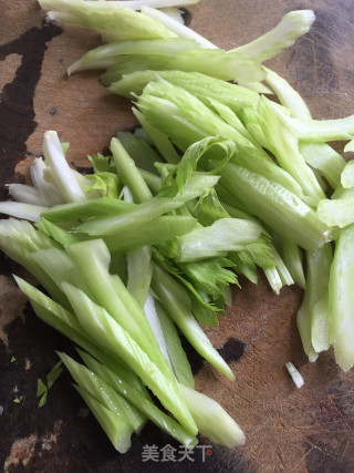 芹菜木耳炒淮山步骤2