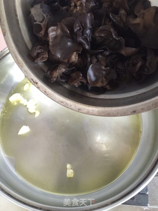 芹菜木耳炒淮山步骤4