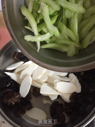 芹菜木耳炒淮山步骤6