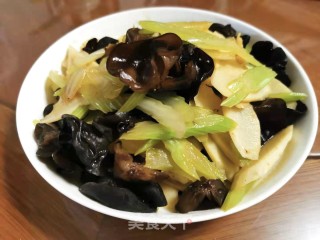 芹菜木耳炒淮山步骤7