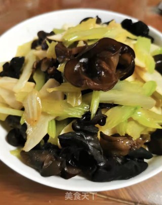 芹菜木耳炒淮山步骤8