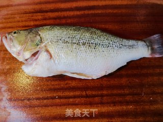 香烤鲈鱼步骤1