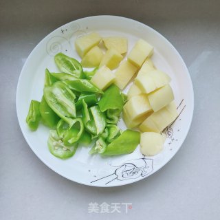 鸡块烧土豆步骤2