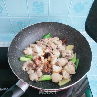 鸡块烧土豆步骤6