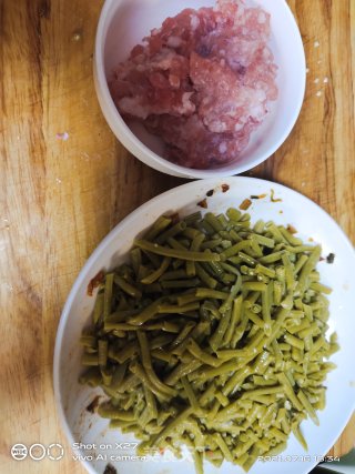 肉末炒酸豆角步骤1