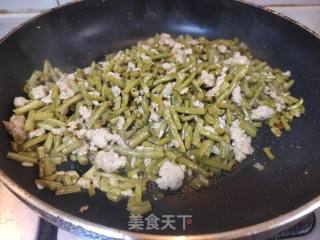 肉末炒酸豆角步骤4