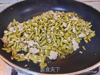 肉末炒酸豆角步骤5