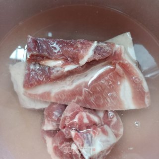 排骨花肉烧笋干步骤1