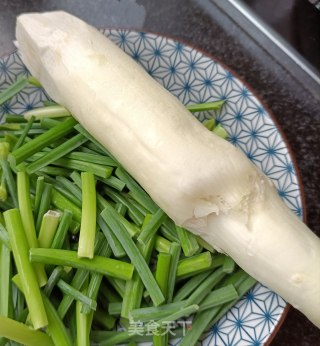 韭菜苔炒茭白步骤2