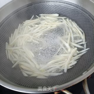韭菜苔炒茭白步骤5