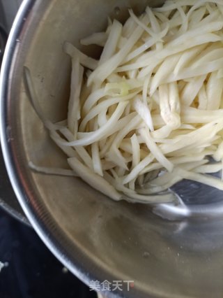 韭菜苔炒茭白步骤7