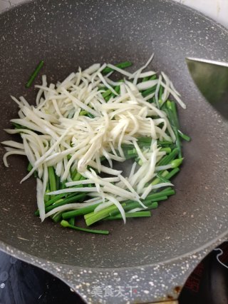 韭菜苔炒茭白步骤11
