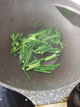 韭菜苔炒茭白步骤10