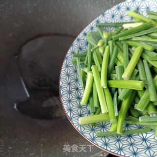韭菜苔炒茭白步骤9
