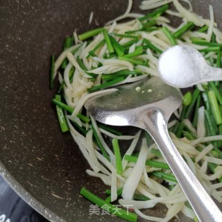 韭菜苔炒茭白步骤12