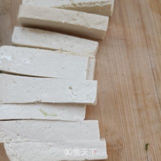 蟹味菇炒豆腐步骤1