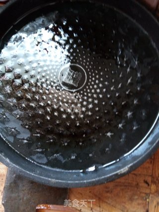 油煎鱼豆腐。步骤2