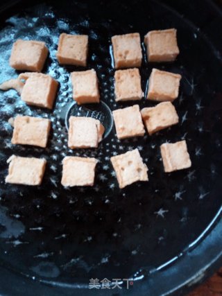 油煎鱼豆腐。步骤3