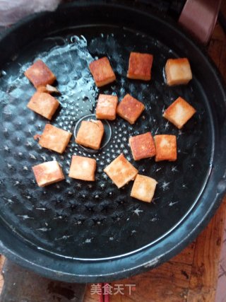 油煎鱼豆腐。步骤4