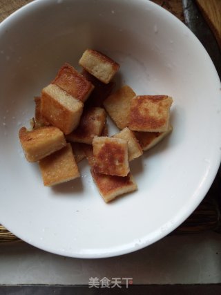 油煎鱼豆腐。步骤6