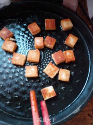 油煎鱼豆腐。步骤5