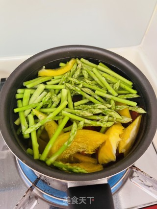 芦笋菜椒虾仁步骤1