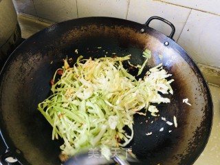 剁辣椒炒甘蓝步骤4