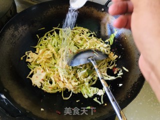 剁辣椒炒甘蓝步骤5