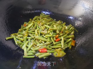 青椒炒豇豆步骤3
