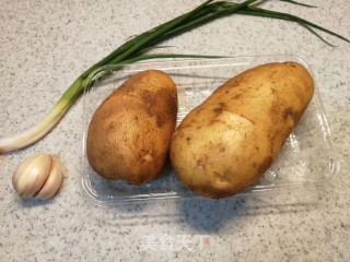 2元钱土豆这样做比肉还好吃～炖土豆步骤1