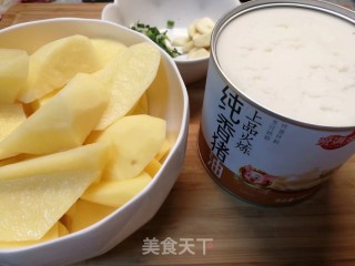 2元钱土豆这样做比肉还好吃～炖土豆步骤2