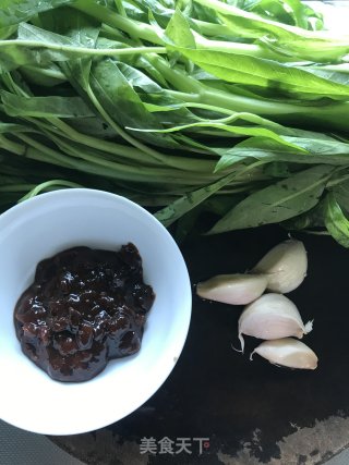 黄豆酱炒通菜步骤1
