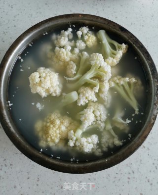 炝炒菜花步骤1