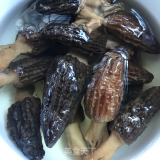 茭白炒羊肚菌步骤1