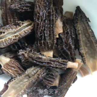 茭白炒羊肚菌步骤3