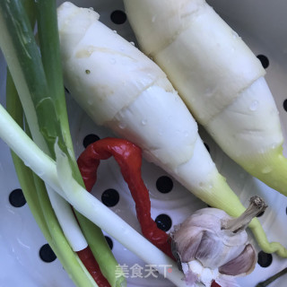 茭白炒羊肚菌步骤2