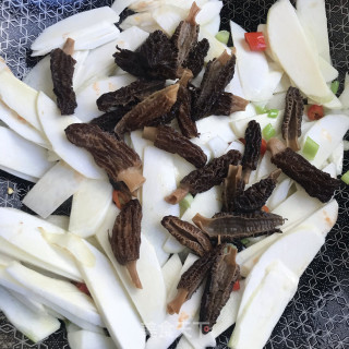 茭白炒羊肚菌步骤7