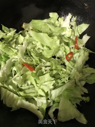 包菜炒红薯粉丝步骤5
