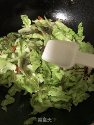 包菜炒红薯粉丝步骤7