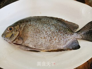 清蒸‘立’鱼步骤1