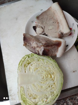 猪肉炒包菜步骤1
