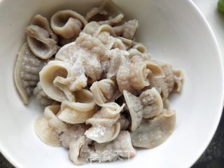 尖椒炒鱼肚步骤3