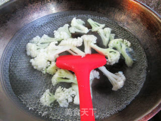 黑木耳烤火腿炒花菜步骤3