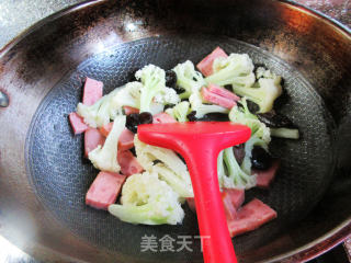 黑木耳烤火腿炒花菜步骤4