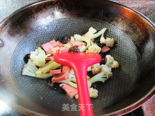 黑木耳烤火腿炒花菜步骤7