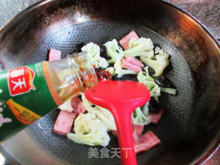 黑木耳烤火腿炒花菜步骤6