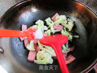 黑木耳烤火腿炒花菜步骤5